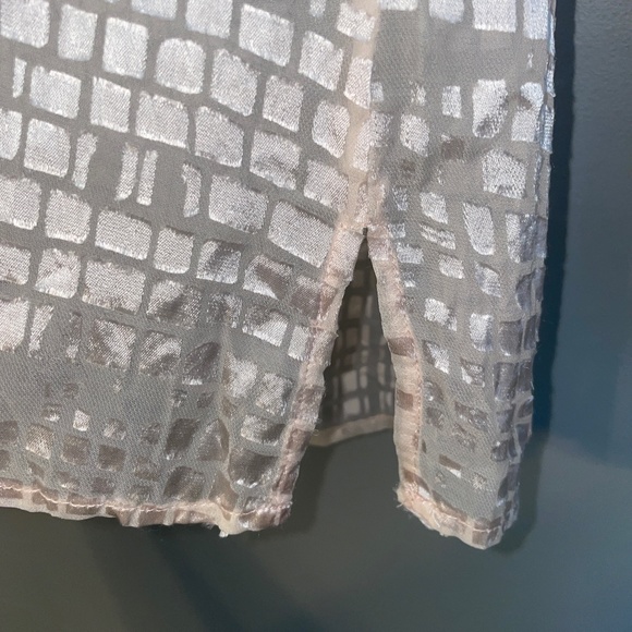 EUC Chico's Textured Croc Scale Embossed V Neck Pale Pink Blouse Size 0 Small - Picture 5 of 8